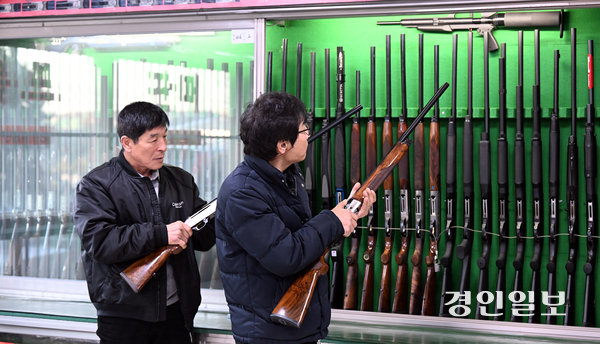 불법 총기·실탄이 시중에 유통되고 있고 사제 총기로 인한 사건이 대한민국에서도 끊이지 않는 만큼, 전국에 퍼져 있는 총기의 안전관리 체계 전반을 재점검해야 한다는 지적이다. 사진은 7일 사격용 총과 수렵용 총 등을 판매하는 경기도 내 한 총포사. 2025.12.7 /임열수기자 pplys@kyeongin.com
