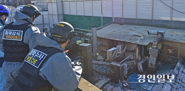 9일 오전 3시27분께 인천 미추홀구 신기시장에 있는 식자재 마트 옥상에서 화재가 발생했다. 사진은 이날 관계자들이 신기시장 화재 현장 감식을 진행하고 있는 모습. 2025.12.9 /조재현기자 jhc@kyeongin.com