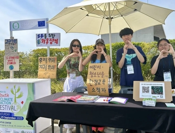 ‘그리너 이즈 클리너’(Greener is Cleaner)에 소속된 채드윅 국제학교 학생들이 어린이와 청소년을 위한 환경교육 소책자를 제작해 배포하고 있다. /채드윅 국제학교 제공