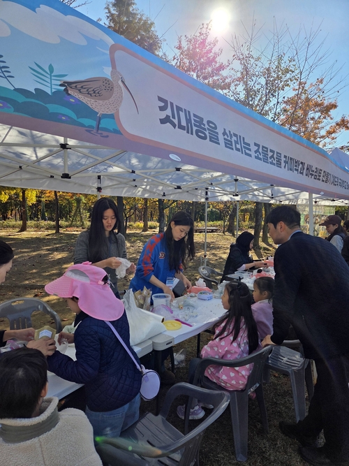 채드윅 국제학교의 학생 동아리 ‘비코 (BE:CO)’에 소속된 학생들이 인천 남동구에 있는 저어새 생태학습관에서 버려지는 커피 찌꺼기를 활용한 점토 만들기 부스를 운영하고 있다. /채드윅 국제학교 제공