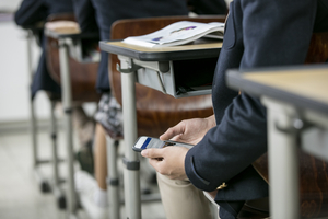 내년부터 ‘수업중 휴대폰 금지’… 수거·보관 책임 두려운 교사들