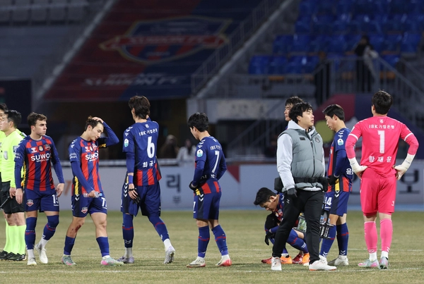 8일 수원종합운동장에서 열린 프로축구 승강 플레이오프 2차전 수원FC와 부천FC의 경기. 2대3으로 지며 K리그2 강등이 확정된 수원FC 선수들이 아쉬워하고 있다.  2025.12.8 /연합뉴스