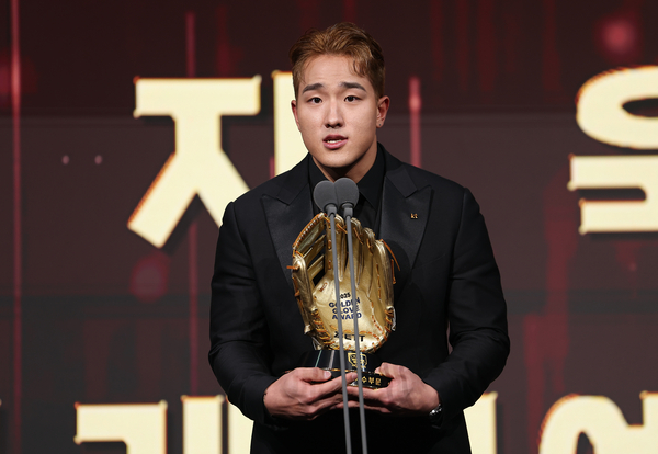 9일 서울 송파구 롯데호텔 월드에서 열린 프로야구 2025 신한 SOL뱅크 골든글러브 시상식에서 외야수 부문을 수상한 안현민이 소감을 말하고 있다. 2025.12.9 /연합뉴스