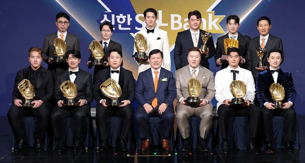 9일 서울 송파구 롯데호텔 월드에서 열린 프로야구 2025 신한 SOL뱅크 골든글러브 시상식에서 허구연 총재와 선수들이 기념 촬영을 하고 있다. 윗줄 왼쪽부터 시계방향으로 손혁 한화 이글스 단장, 박준혁 롯데 자이언츠 단장, 구자욱, 노경은, 박해민, 염경엽 감독, 신민재, 김주원, 최형우, 허구연 총재, 양의지, 송성문, 안현민. 2025.12.9 /연합뉴스