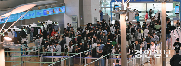 인천국제공항의 생산 유발 효과가 인천지역 GRDP(지역 총생산) 중 30% 이상을 차지한다는 연구 결과가 나왔다. 사진은 인천국제공항 출국장 모습. /경인일보DB