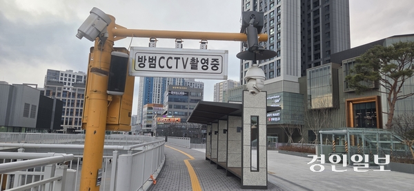 파주 경의중앙선 운정역 앞 보행 고가도로가 안전 사각지대로 전락하고 있다는 지적이다. 방범CCTV가 고장난채 방치돼 있다. 2025.12.9 파주/이종태기자 dolsaem@kyeongin.com