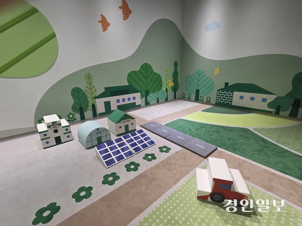 수원 국립농업박물관 어린이관 일부 공간이 최근 새로운 콘셉트로 재개관했다. 농촌이 마주한 문제를 형상화하고 관람객이 농촌 문제 해결사로 참여할 수 있는 이번 전시는 ‘초록초록마을을 구해줘!’라는 이름으로 관람객들을 만나고 있다. 2025.12.9 /이시은기자 see@kyeongin.com