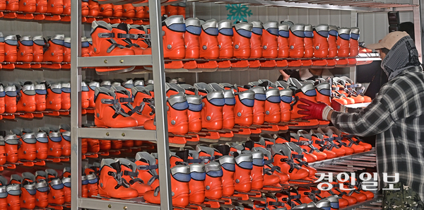 10일 오후 인천 동인천 북광장에 준비중인 화도진 스케이트장에서 관계자가 이용객들이 사용할 스케이트를 정리하고 있다. 화도진 스케이트장은 12일부터 내년 2월 7일까지 운영할 예정이다. 2025.12.10 /조재현기자 jhc@kyeongin.com