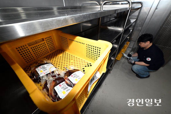 헌혈 비수기인 겨울철에 독감까지 크게 유행하면서 헌혈자가 줄어든 가운데 10일 수원시 영통구 대한적십자사 경기혈액원 혈액창고가 텅 비어 있다. 2025.12.10 /최은성기자 ces7198@kyeongin.com