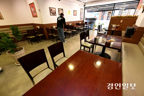 자영업자 수가 10개월 연속 감소하는 등 경기도내 소상공인들이 매출 부진 속에 생존형 대출에 의존하고 있는 실정이다. 사진은 10일 수원시내 한 전통시장의 한산한 식당 모습. 2025.12.10 /최은성기자 ces7198@kyeongin.com