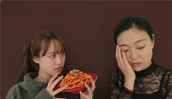 연극 ‘다른 방에서’의 파울라(오른쪽·최윤정)와 아만다(유영은). /떼아뜨르 다락 제공