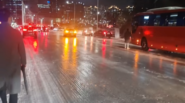 지난 4일 내린 폭설로 퇴근길 차량들이 결빙된 도로 위에 버려진채 서있다. 2025.12.4 /독자 제공