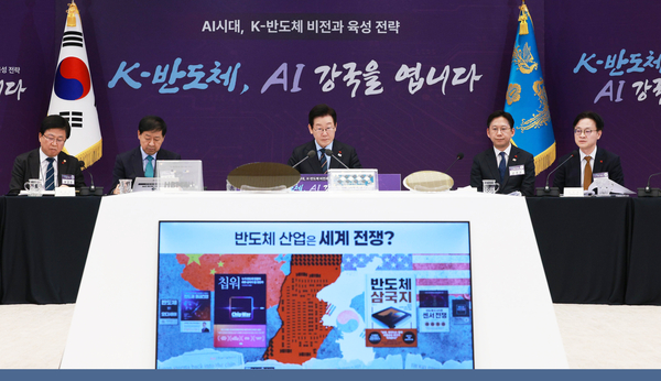 이재명 대통령이 10일 서울 용산 대통령실에서 열린 AI 시대의 K-반도체 비전과 육성전략 보고회에서 김정관 산업부 장관의 반도체산업 전략 발표를 경청하고 있다. 2025.12.10 /연합뉴스