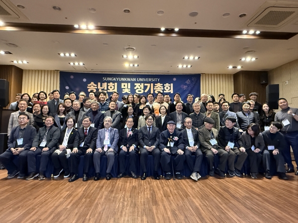 지난 9일 수원 해든호텔 하이엔드에서 열린 ‘성균관대 수원동문회 2025 송년회’에서 권혁우 회장(앞줄 중앙)과 참석 동문들이 파이팅을 외치며 기념촬영을 하고 있다. /성균관대학교 수원동문회 제공