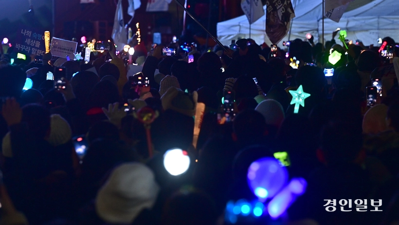 지난해 12월 14일 윤석열 대통령에 대한 탄핵 소추안이 국회를 통과한 날, 서울 여의도 국회의사당 앞에서 시민들이 형형색색의 응원봉을 흔들고 있다. 2024.12.14 /경인일보DB