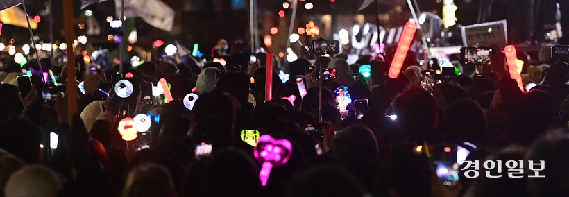 지난해 12월 14일 윤석열 대통령에 대한 탄핵 소추안이 국회를 통과한 날, 서울 여의도 국회의사당 앞에서 시민들이 형형색색의 응원봉을 흔들고 있다. 2024.12.14 /경인일보DB