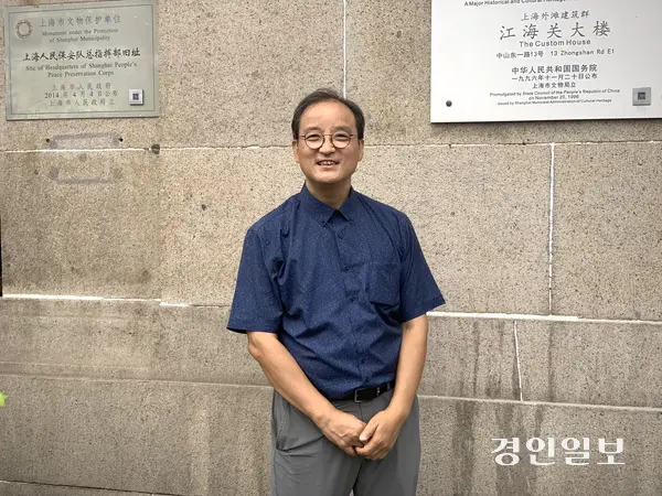 이명필 흥사단 상하이지부장이 황포탄 의거지로 추정되는 장소에서 기념 촬영을 하고 있다. 그는 이곳에서 HERO 역사연구회 대표를 맡으며 교민과 관광객들에게 일제에 맞선 독립운동사를 알리는 역할을 해오고 있다. 2025.9.9 상하이/유혜연기자 pi@kyeongin.com