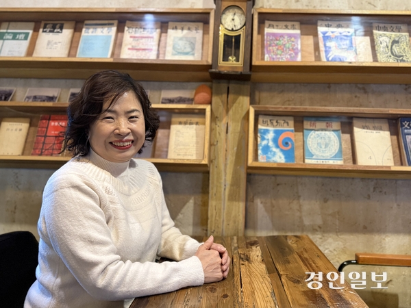 지난 5일 오후 인천 중구 경동 카페 싸리재에서 만난 양진채 작가. 2025.12.5 /박경호기자 pkhh@kyeongin.com