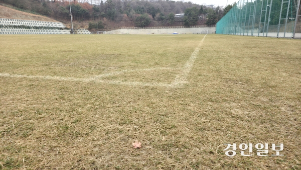 사진은 프로축구 수원FC가 훈련장으로 대관해 사용하고 있는 수원월드컵경기장 보조경기장. 2025.12.10 /이영선기자 zero@kyeongin.com