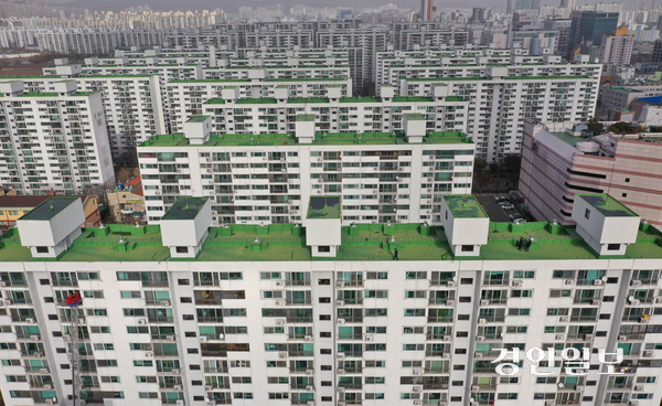 노후계획도시 정비 및 지원에 관한 특별법은 사업 시행을 위한 규제 완화에 탄력이 붙었지만, 원도심 활성화를 위한 특별법안은 1년 가까이 제자리에 머물러 있다. 사진은 인천 부평구의 한 대단지 아파트 전경. /경인일보DB