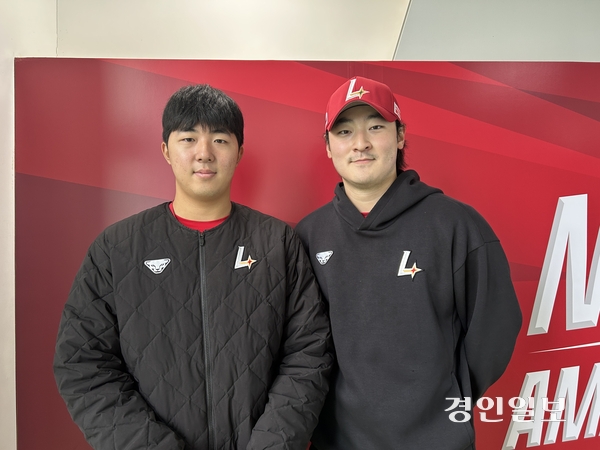 지난 10일 인천 강화군 SSG퓨처스필드에서 만난 신입선수 김민준(왼쪽), 조재우. 2025.12.10 /백효은기자100@kyeongin.com