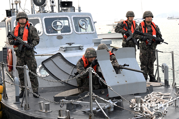11일 오전 화성시 서신면 서해안 일대에서 육군 제51보병사단 비전대대 장병들이 해안 경계를 위한 육군 경비정 출동준비태세 훈련을 하고 있다. 2025.12.11 /임열수기자 pplys@kyeongin.com