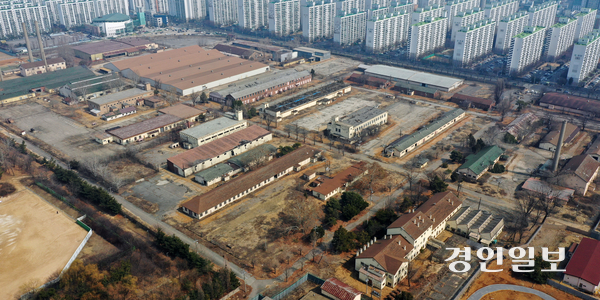캠프 마켓 D구역 정화작업 비용을 대략 산출한 결과, 건축물을 존치한 채로 정화하려면 모든 건물을 철거한 뒤 정화할 때보다 비용이 8배가량 많이 드는 것으로 추산됐다. 인천시 부평구 옛 미군기지 캠프마켓 D구역. /경인일보DB
