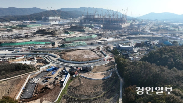 정부가 ‘AI 시대의 K반도체 비전과 육성 전략’을 공개하고 반도체산업 주도권을 쥐기 위한 국가간 전쟁에 참전했다. 용인시 처인구 원삼면 용인 반도체 클러스터 공사 현장. 2025.11.4 /최은성기자 ces7198@kyeongin.com