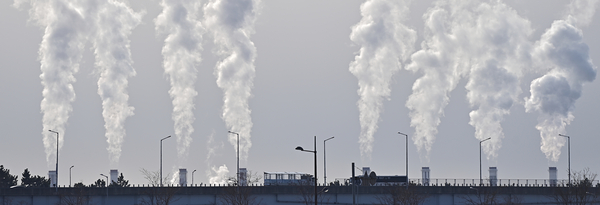 11일 오후 인천의 대형발전소 굴뚝에서 수증기가 가득 피어오르고 있다. 지난해 12월 기준 인천의 전력자급률은 약 191%로 나타났으며 생산한 전력의 절반 가량을 서울과 경기 등 수도권에 공급하고 있다. 2025.12.11 /조재현기자 jhc@kyeongin.com