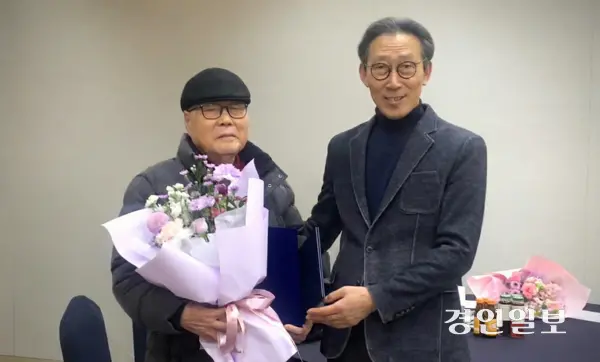 11일 오전 화성독립운동기념관 ‘기증자의 날’ 행사에서 이창식 전 경인일보 편집국장(왼쪽)과 한동민 화성독립운동기념관장이 감사패를 들고 기념촬영을 하고 있다. 2025.12.11 /유혜연기자 pi@kyeongin.com