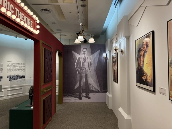 한국이민사박물관 특별전 ‘상하이 영화 황금시대의 조선 영화인들’ 전시장 모습. 가운데 서 있는 인물이 중국 영화 황제 김염이다. 2025.12.5 /박경호기자 pkhh@kyeongin.com