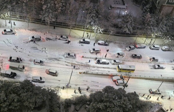 더불어민주당 이수진(성남중원) 의원이 지난 5일 자신의 페이스북에 게시했던 폭설로 마비된 성남시 도로 사진. /이수진의원실 제공