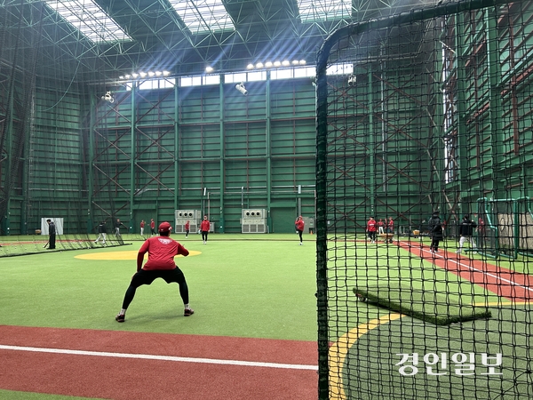 10일 오전 인천 강화군 SSG 퓨처스필드에서 기술 훈련 중인 선수들. 2025.12.10/백효은기자100@kyeongin.com