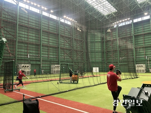 10일 오전 인천 강화군 SSG 퓨처스필드에서 기술 훈련 중인 선수들. 2025.12.10/백효은기자100@kyeongin.com