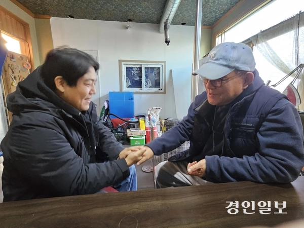 김기준 남양주 조안면 주민통합위원장이 실의에 빠져있는 황선남씨를 격려하고 있다. 남양주/이종우기자 ljw@kyeongin.com