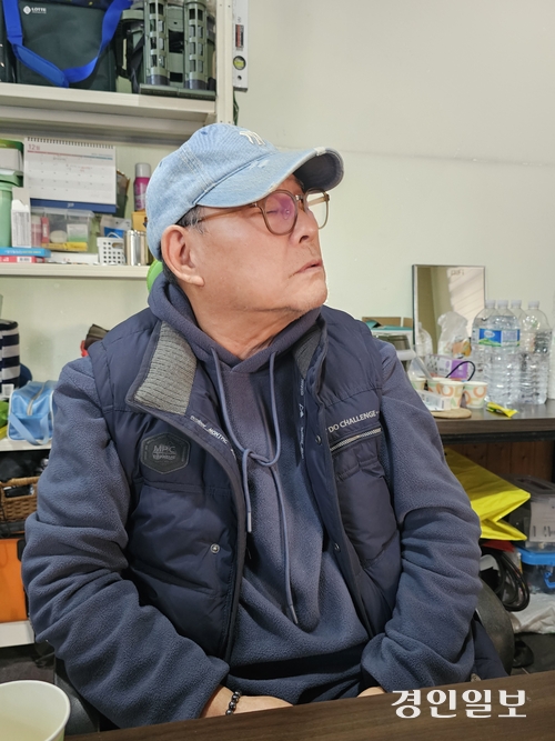 반복되는 팔당 상수원 규제와 단속에 절망해 스스로 생을 놓아버린 스물여섯살 청년의 아버지 황선남씨. 그는 팔당 상수원 헌법소원 각하 결정에 대해 “작은 희망마저 빼앗겼다”고 말했다. 남양주/이종우기자 ljw@kyeongin.com