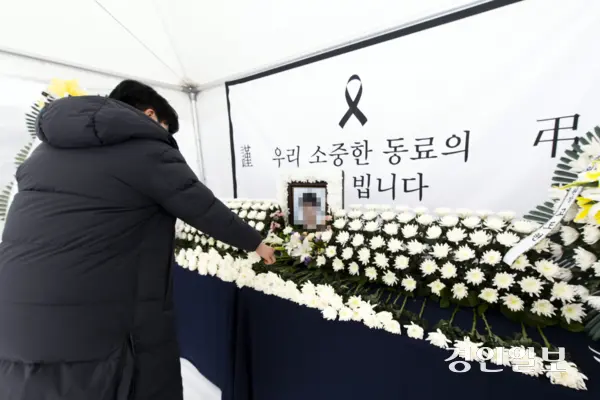 좌표 찍기와 민원폭주에 시달리다 세상을 등진 김포시 공무원의 추모공간에서 동료직원이 애도를 표하고 있다. 2024.3.7 /김우성기자 wskim@kyeongin.com