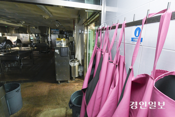 학교 급식 파업이 9년째 반복되고 있는 가운데, 최근 급식법 개정안이 국회를 통과할 가능성이 높아지면서 급식 종사자의 고질적인 인력난이 개선될 수 있다는 기대가 나온다. 2025.12.4 /최은성기자 ces7198@kyeongin.com