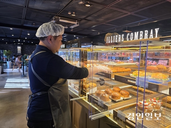 화성시 중동에 위치한 일리에콩브레 관계자가 가루쌀로 만든 빵을 진열하고 있다. 2025.12.11 /구민주기자 kumj@kyeongin.com