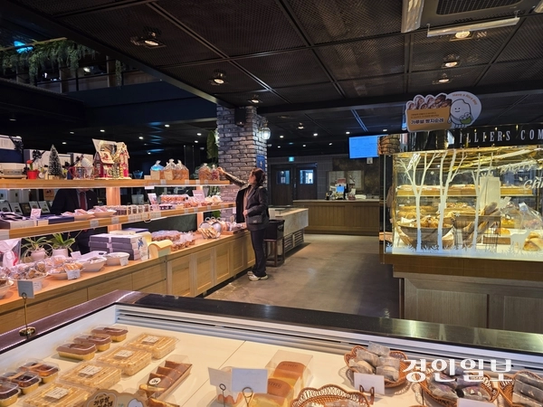 화성시 중동에 위치한 일리에콩브레 매장의 모습. 이곳에서는 7종류의 빵이 가루쌀을 이용해 만들어지고 있다.  2025.12.11 /구민주기자 kumj@kyeongin.com