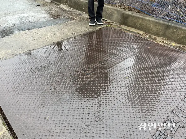 13일 오전 인천 부평구 산곡천 복개 구간에 ‘산곡천 하수관로’ 덮개가 놓여 있다. 2025.12.13 /송윤지기자 ssong@kyeongin.com