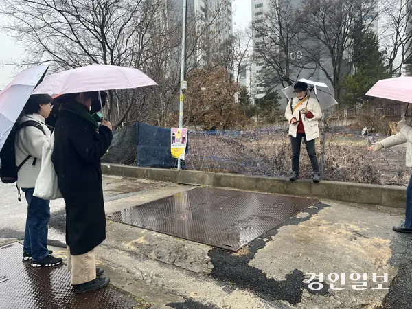 13일 오전 인천 부평구 산곡천 복개 구간에 ‘산곡천 하수관로’ 덮개가 놓여 있다. 2025.12.13 /송윤지기자 ssong@kyeongin.com