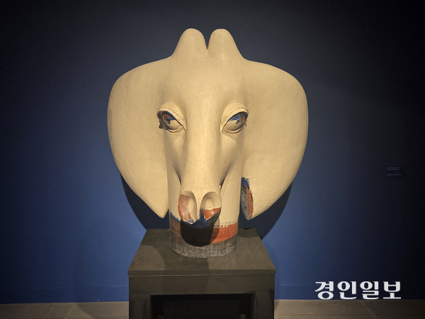 신상호 작가의 대표연작 시리즈 ‘아프리카의 꿈-머리’ 2025.11.26 /이시은기자 see@kyeongin.com