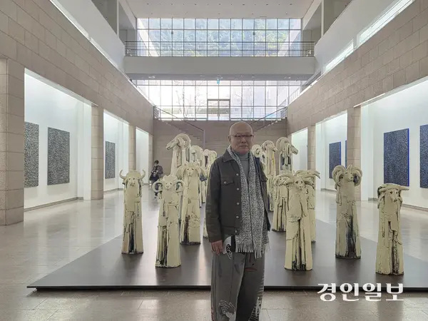 신상호 작가가 국립현대미술관 과천관에서 열린 ‘신상호:무한변주’전 언론공개회에서 기념 촬영을 하고 있다. 2025.11.26 /이시은기자 see@kyeongin.com