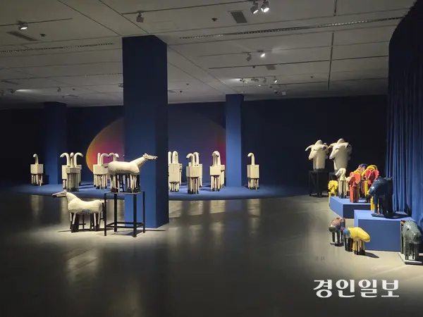 국립현대미술관 과천관에서 내년 3월29일까지 진행 중인 ‘신상호:무한변주’ 전시 전경. 2025.11.26 /이시은기자 see@kyeongin.com