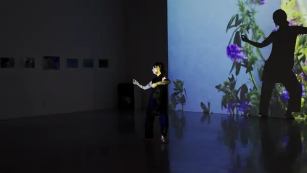 김예린 작가가 연수구를 탐구하고 사진전과 퍼포먼스를 결합해 ‘아트플러그 연수’에서 진행한 전시 ‘녹음의 집, 유영하는 몸’ 중 퍼포먼스 모습. /연수문화재단 제공