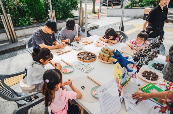 지난 9월 연수구청 한마음광장에서 열린 생활문화축제 ‘문화 올데이 연수!’에서 주민들이 생활문화동아리가 마련한 체험 프로그램에 참여하고 있다. /연수문화재단 제공