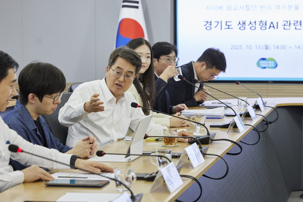 경기도가 국내 AI 산업 중심지로 부상하고 있지만 산업의 성장 속도를 뒷받침할 기반 조성은 여전히 과제로 남아있다. 사진은 지난 10월 13일 경기도청 서희홀에서 열린 경기도 생성형 AI간담회에서 김동연 도지사가 발언하고 있는 모습. 2025.10.13 /경기도 제공