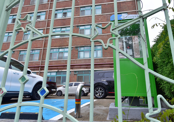 이행강제금 코앞… 학교 ‘전기차 충전시설 딜레마’