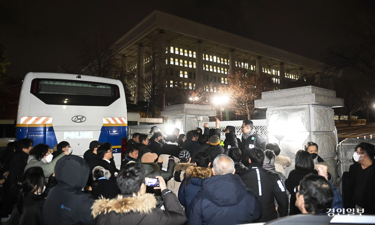서울 국회 후문에서 경찰과 국회 내부로 진입하려는 시민들이 대치하는 모습. /경인일보DB